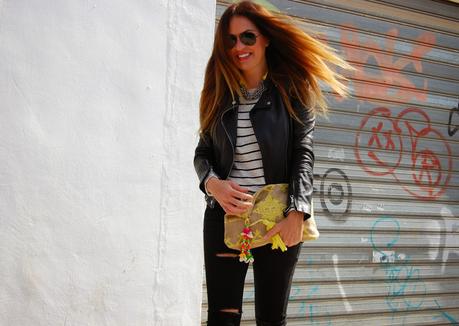 uNA DE nEGRO y bLANCO , cON tOQUES fLÚOR #nOUNIFORMES