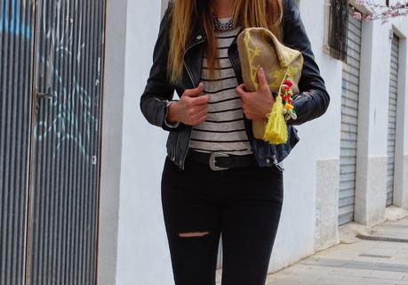 uNA DE nEGRO y bLANCO , cON tOQUES fLÚOR #nOUNIFORMES