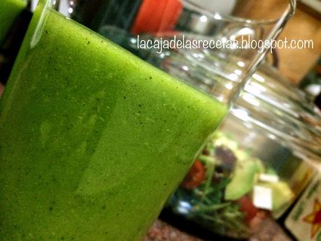 Ensalada de Rúcula y Smoothie Antioxidante