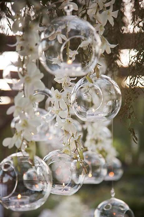 En la decoración de boda, los jarrones colgantes son los reyes del jardín