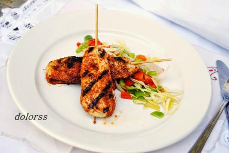 Brocheta de solomillos de pollo macerados con ensalada