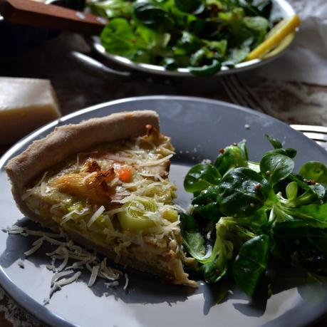 PASTEL DE SETAS Y GAMBAS CON ENSALADA DE CANÓNIGOS A LA MOSTAZA ANTIGUA