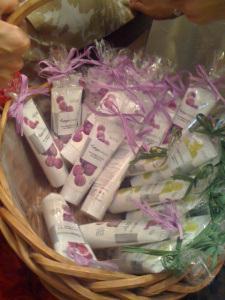 Detalles para invitados para una boda al aire libre Miniaturas de crema