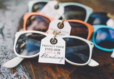 Detalles para invitados para una boda al aire libre Sunglasses wedding favors