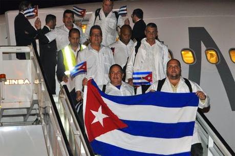 Ebola: los medios callan regreso victorioso de médicos cubanos que enfrentaron la epidemia [+ video]