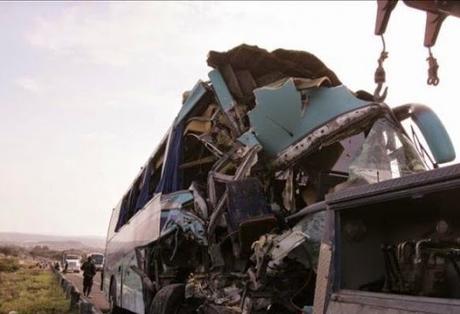 En Perú al menos 33 muertos en choque 3 autobuses y un camión.