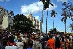 Mas de 100 .000 cubanos esperan la nacionalidad española