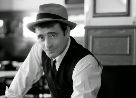 Música de chaleco, corbata y sombrero... Toni Zenet