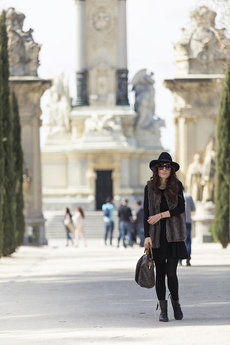 street style barbara crespo fur vest retiro black dress louis vuitton el retiro fashion blogger outfit blog de moda