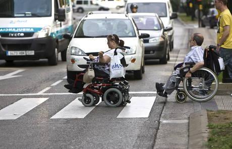 Una cuarta parte de los pasos de peatones no están adaptados para las sillas de ruedas
