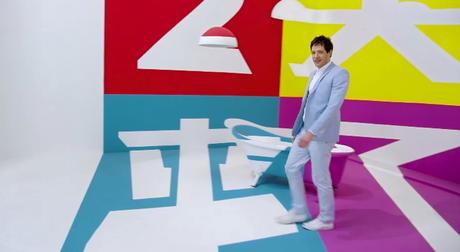 Un divertido anuncio de muebles lleno de efectos visuales gracias a OK Go