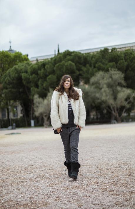 street style barbara crespo fur coat white boyfriend pants ugg boots fashion blogger outfit blog de moda street style barbara crespo fur coat white boyfriend pants ugg boots fashion blogger outfit blog de moda