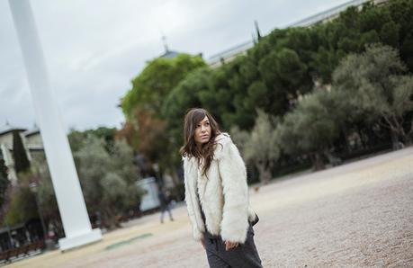 street style barbara crespo fur coat white boyfriend pants ugg boots fashion blogger outfit blog de moda street style barbara crespo fur coat white boyfriend pants ugg boots fashion blogger outfit blog de moda