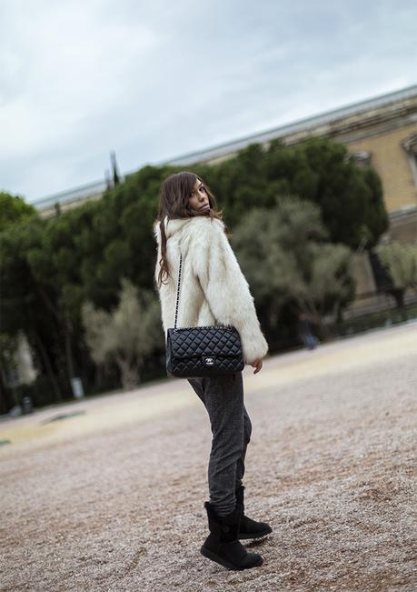 street style barbara crespo fur coat white boyfriend pants ugg boots fashion blogger outfit blog de moda street style barbara crespo fur coat white boyfriend pants ugg boots fashion blogger outfit blog de moda