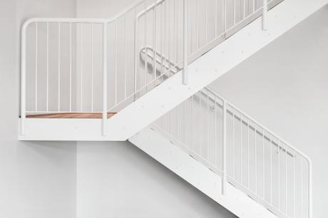 kilim patchwork grandes ventanales Dúplex de gran altura y ventanales diseño de duplex aticos decoración sueca decoración nórdica decoración en neutros decoración áticos casas suecas blog decoracion interiores 