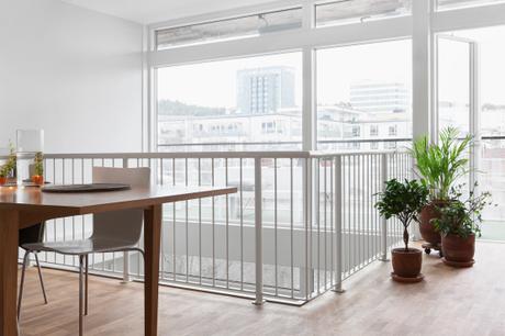 kilim patchwork grandes ventanales Dúplex de gran altura y ventanales diseño de duplex aticos decoración sueca decoración nórdica decoración en neutros decoración áticos casas suecas blog decoracion interiores 