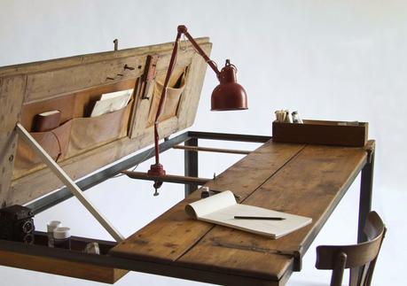 Un escritorio realizado con ventanas recicladas