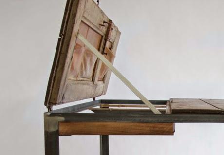 Un escritorio realizado con ventanas recicladas