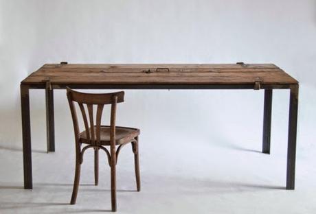 Un escritorio realizado con ventanas recicladas