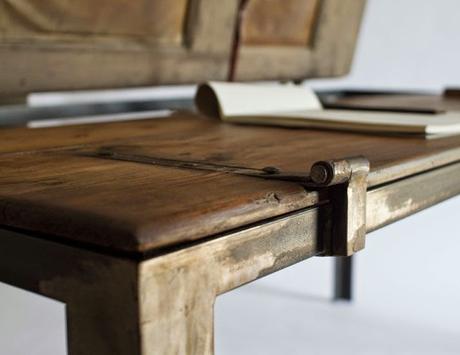 Un escritorio realizado con ventanas recicladas