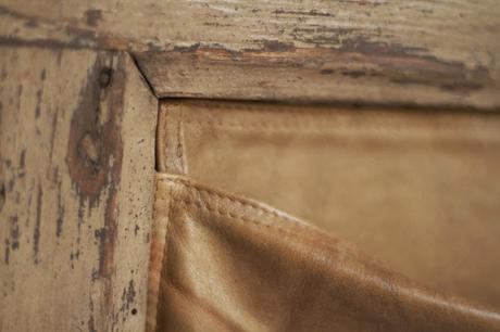 Un escritorio realizado con ventanas recicladas