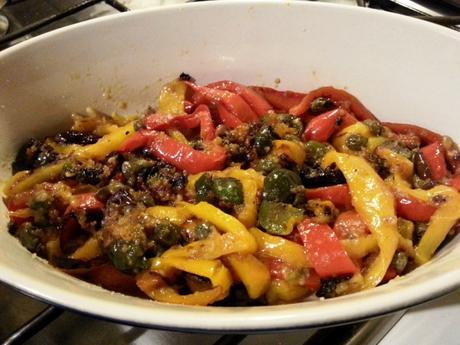 Pimientos al horno con aceitunas, alcaparras y pan rallado pimientoshorneados