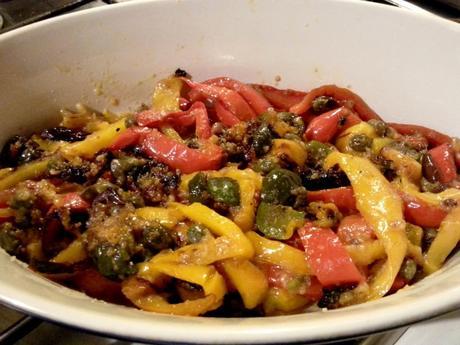 Pimientos al horno con aceitunas, alcaparras y pan rallado pimientoshorneados3