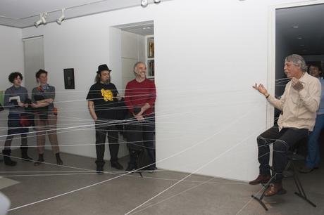 Felipe Ehrenberg reinterpretando el performance Evento Hilado/ String Event - El arte es sólo una excusa. Evento solista para cuerdas y voz (c.1973 - revisada en 2010). Foto: Pablo Duarte Medina