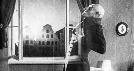 Film still from Nosferatu, eine Symphonie des Grauens (1922) / Film Arts Guild nosferatu vampire photosensitivity photophobia fotofobia vampiros