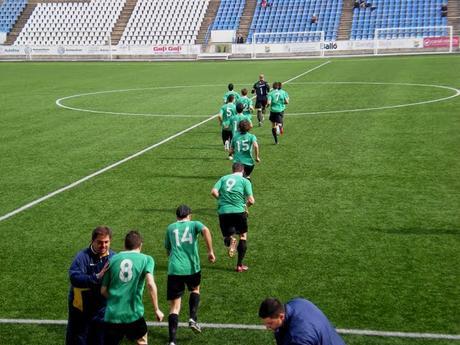 Jugadores saliendo al terreno de juego de uno en uno