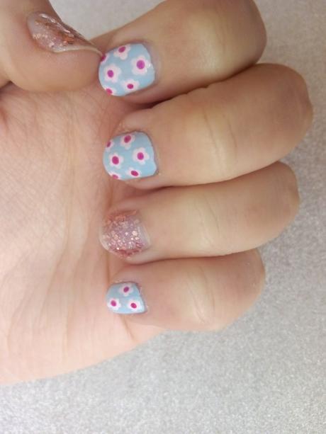 Manicural floral en tonos pastel Manicural floral en tonos pastel