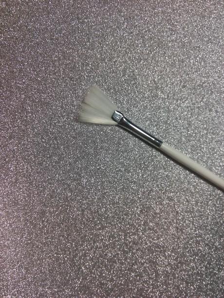 Manicura con pincel abanico