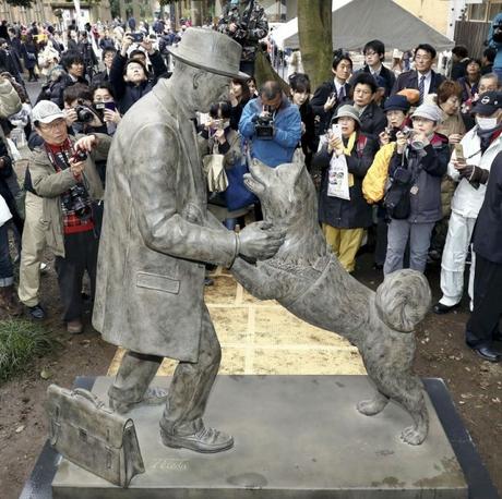 La estatua que representa la comunión entre Hachiko y el profesor Ueno. Universidad de Tokio.