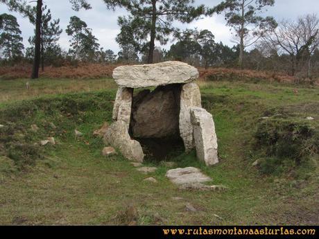 Ruta de los Dólmenes y Monte Areo: Dólmen en los Llanos