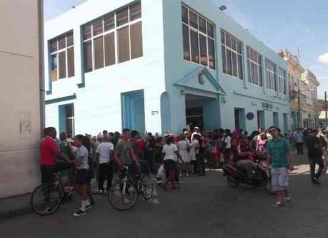 Nueva promoción de ETECSA causa furor entre los cubanos (CUBANET) Telepunto calle Marta Abreu, Santa Clara