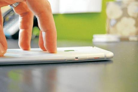 ¿Por qué se dobla el iPhone 6 Plus?