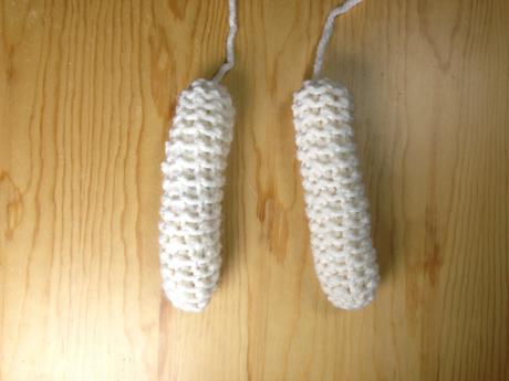 Piernas de punto tejidas en telar para conejito de amigurumi