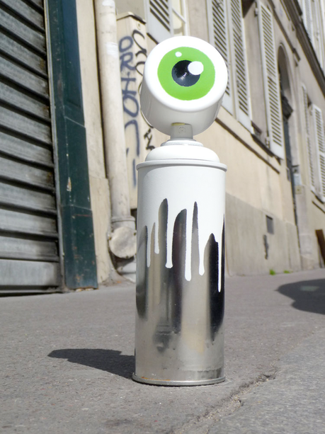 A todos los tontos nos da por algo y a éste le dio por pintar bolardos. le cyklop arte urbano diferente original