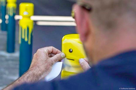 A todos los tontos nos da por algo y a éste le dio por pintar bolardos. le cyklop arte urbano diferente original