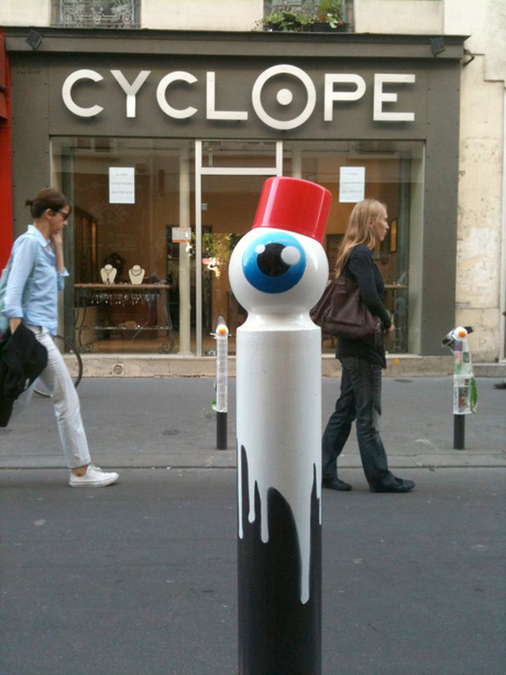 A todos los tontos nos da por algo y a éste le dio por pintar bolardos. lecyklop7_