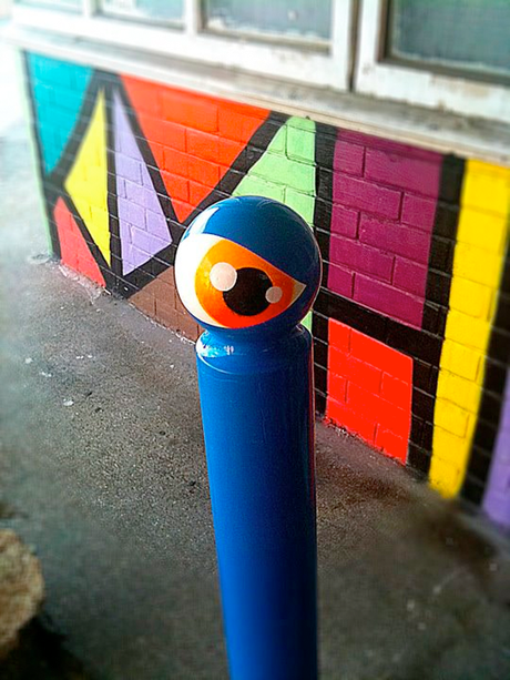 A todos los tontos nos da por algo y a éste le dio por pintar bolardos. le cyklop arte urbano diferente original