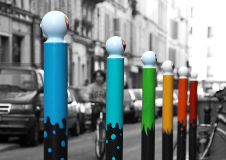 A todos los tontos nos da por algo y a éste le dio por pintar bolardos. le cyklop arte urbano diferente original