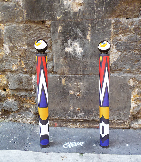 A todos los tontos nos da por algo y a éste le dio por pintar bolardos. le cyklop arte urbano diferente original