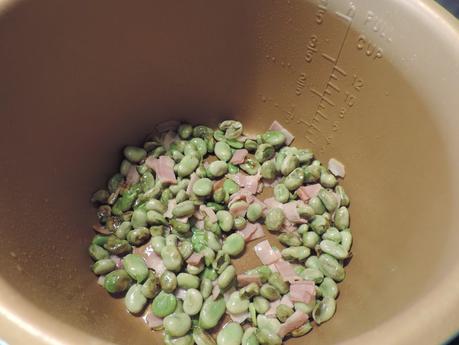 Revuelto de habas y bacon.