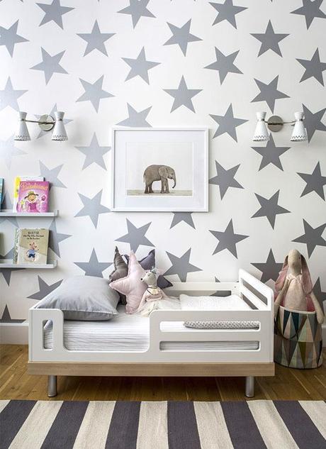 Decorar con papel pintado de estrellas; Originalidad para los dormitorios.