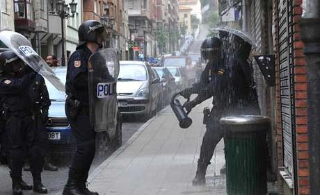 Policia en un desahucio. Fuente: http://www.catalunyapress.cat/es/notices/2012/06/desahucio-salvaje-en-oviedo-66025.php