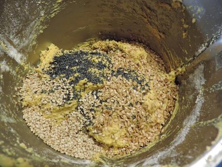 Pan integral de zanahoria con bebida de soja y semillas de sésamo, amapola y lino.