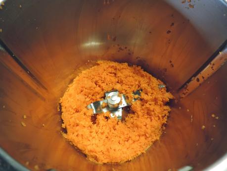 Pan integral de zanahoria con bebida de soja y semillas de sésamo, amapola y lino.