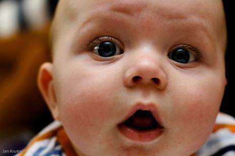 Los bebés que sincronizan habla y gestos, son más hábiles en el lenguaje Gestos y habla