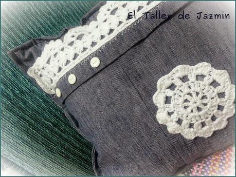 Almohadón en tela de jean  y crochet